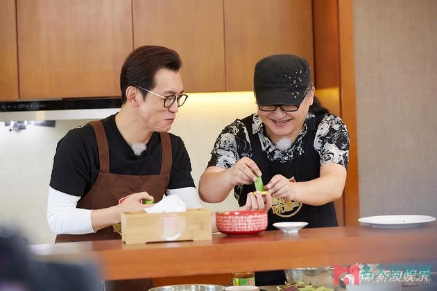 刘欢和李咏在厨房