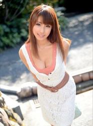 蚊香社的大姐大彩美旬果妹妹长相可爱、身材火爆,经常都是笑得很小心翼翼