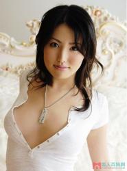 Kawaii的招牌女优北原多香子有着独特的形象和雪一般让美胸