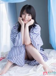 有着AV排行冠军头衔人气爆好的上原亚衣的图片写真集