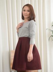 花咲一杏身着短发短裙室内露底诱惑写真