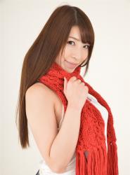 身着长靴牛仔短裤的香山美樱室内丰满婀娜多姿写真
