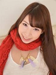 身着长靴牛仔短裤的香山美樱室内丰满婀娜多姿写真