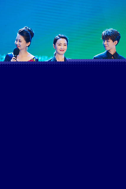 陶虹戴红领巾当志愿者 曝女儿常提醒小伙伴关水
