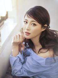 甘婷婷诱人写真 性感中不失淡定从容