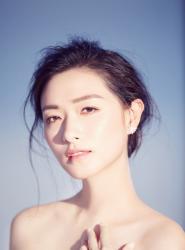 演员万茜清爽大气写真曝光 优雅淡然如一缕微风