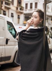 张天爱街头写真曝光 时而优雅大气时而慵懒迷人