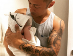余文乐晒儿子近照表白 萌娃裹在襁褓中啃手背