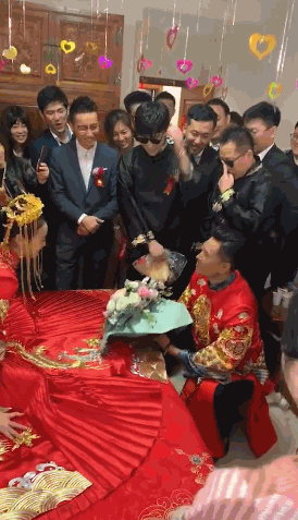 伴郎专业户？邓伦穿唐装戴墨镜出席好友婚礼