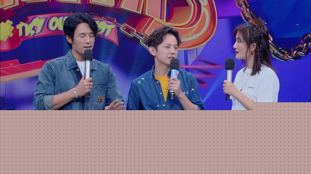 何炅裤链没拉好疑露粉色内裤 网友调侃:要上热搜
