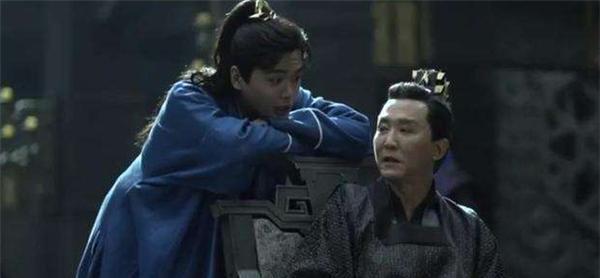 演艺界画手！肖战晒自拍手绘新剧“蓝银草”特效